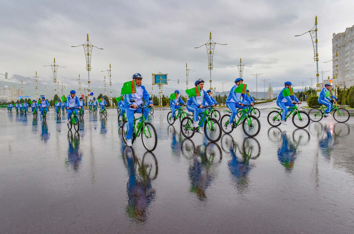 Türkmenistanyň Prezidenti Serdar Berdimuhamedow köpçülikleýin welosipedli ýörişe gatnaşdy